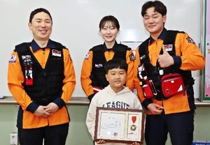 9-year-old boy performs CPR to save his mother