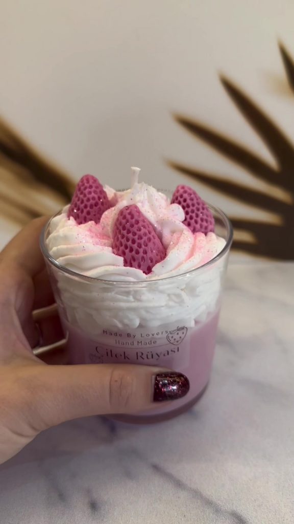 @made.by.lovers Çilek severlerin bayılacağı bir mum. Misler gibi çilek kokusu ve...