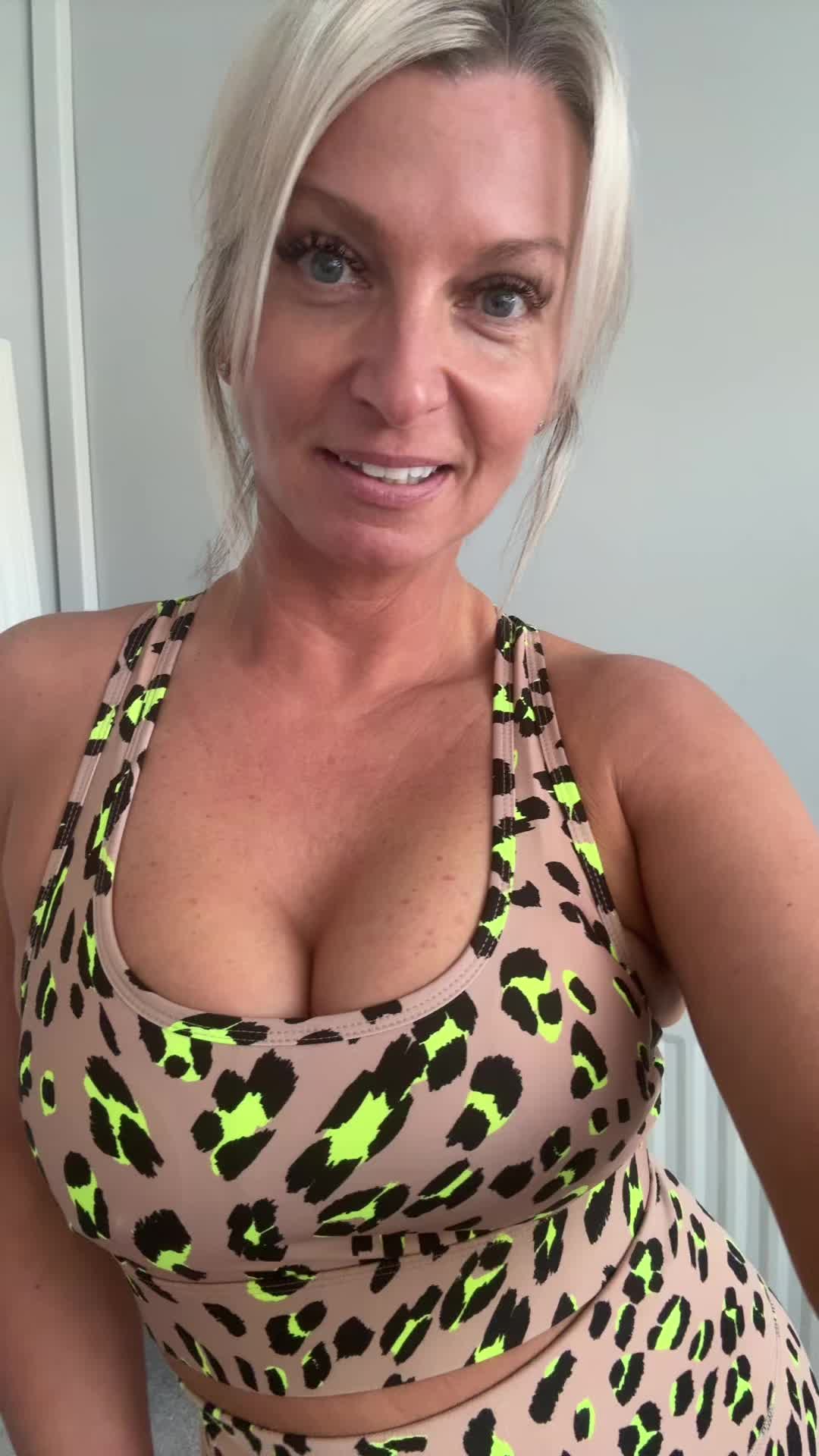 @mariasolox Happy Friday  #tiktoker #tiktokreels #momtok #olderwomen #viral_vide...