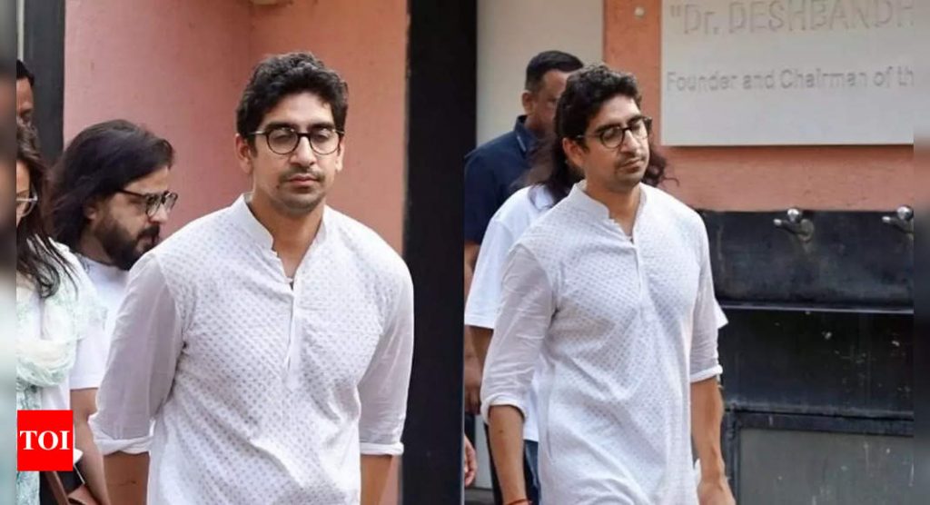 Ayan Mukerji requests paparazzi not to disturb celebs at his late father Deb Mukherjee's prayer meet: 'It’s not Durga puja, it’s very different for us today' | Hindi Movie News