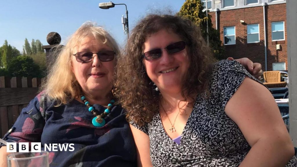 Covid: BBC journalist reflects on her mother's pandemic funeral