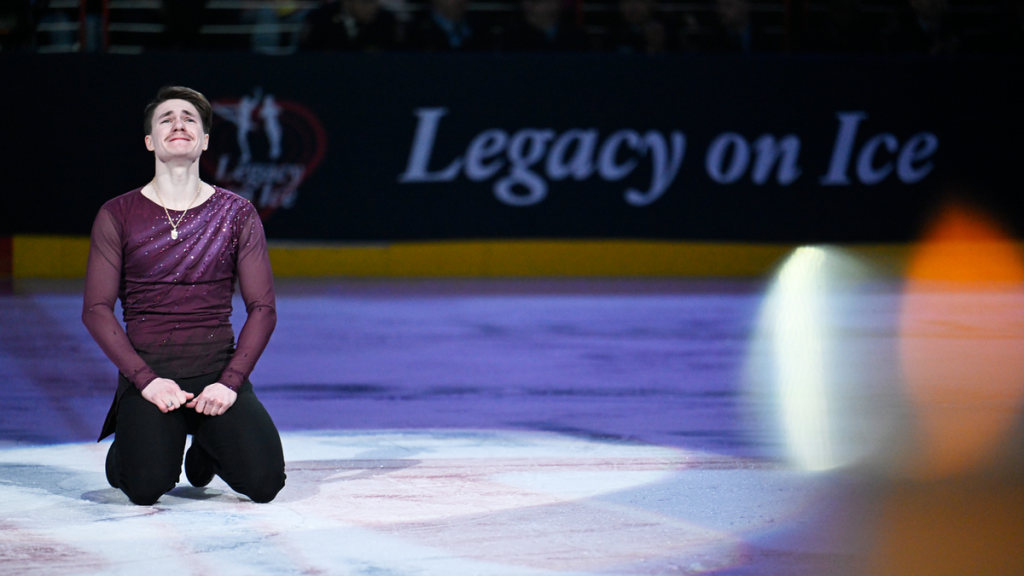 Ice skater who lost parents in Washington D.C. plane crash breaks down during heartbreaking tribute in routine - News