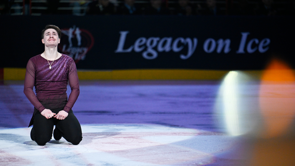 Ice skater who lost parents in Washington D.C. plane crash breaks down during heartbreaking tribute in routine - News