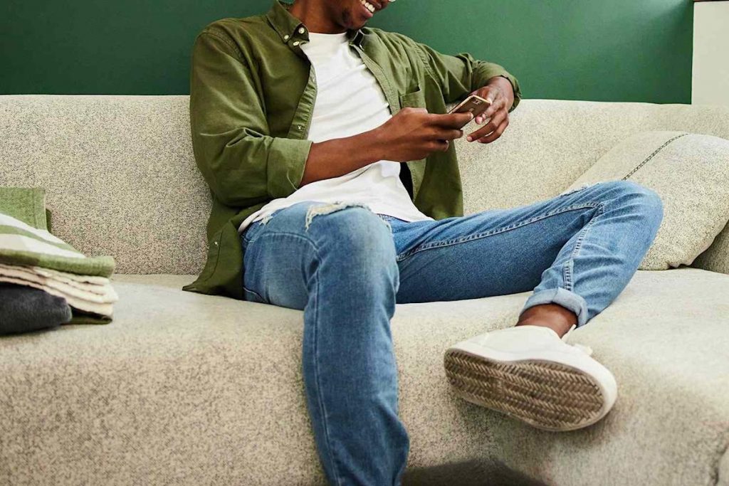 Man Bans Younger Siblings from New Apartment, Parents Argue He's Prioritizing Possessions Over Family