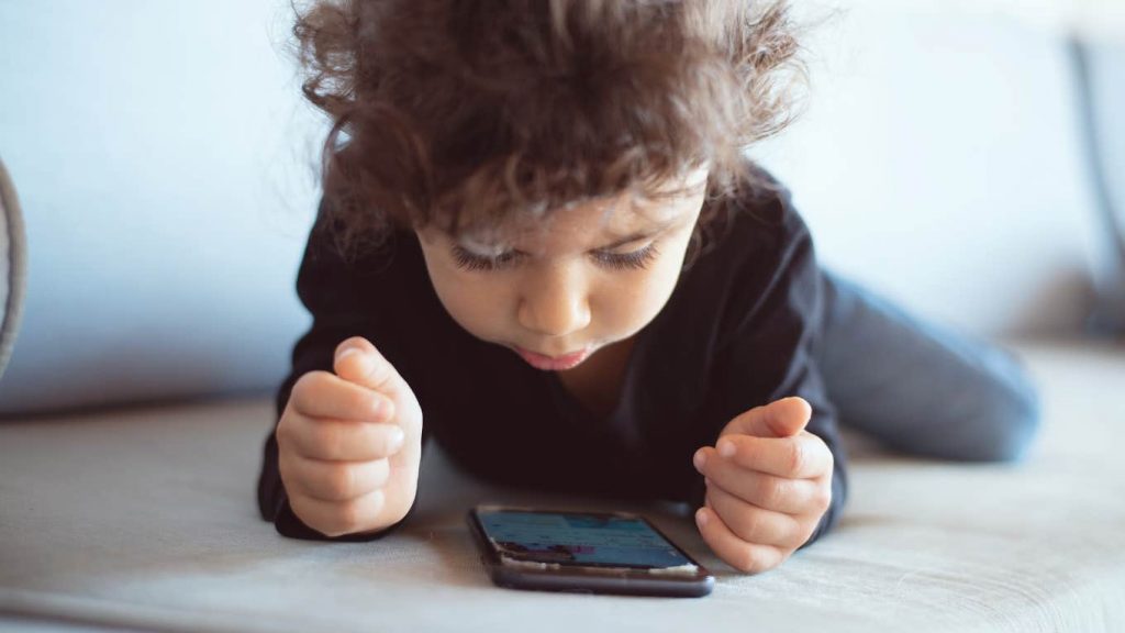 Teacher Urges Parents To Ban Their Kids From Using Screens In These 4 Places