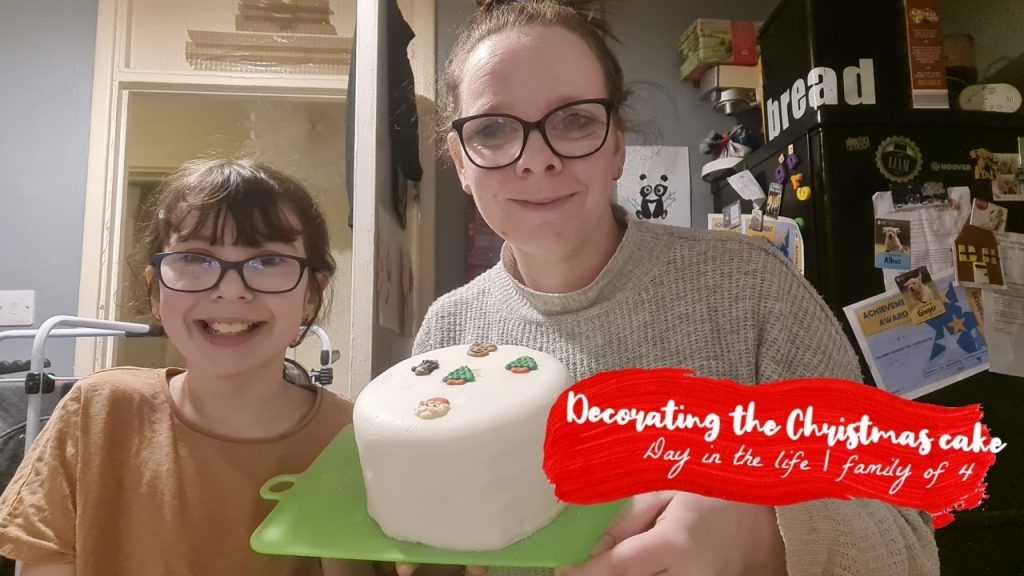 VLOGMAS DAY 13 | DECORATING THE CHRISTMAS CAKE | UK MUM OF TWO