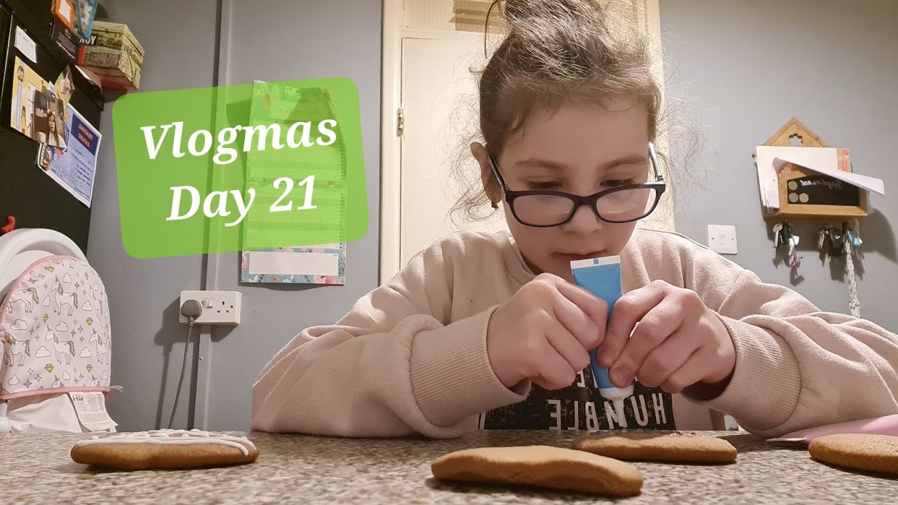 VLOGMAS DAY 21 | FEELING OVERWHELMED AND DECORATING GINGERBREAD | UK MUM OF TWO