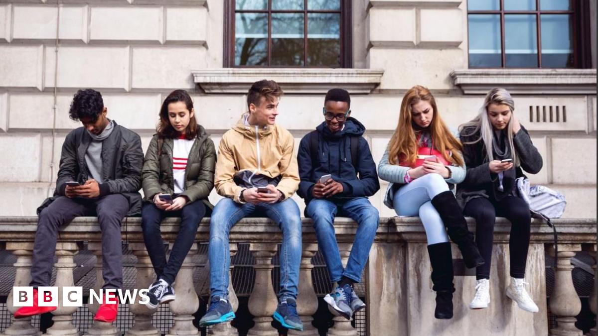 Warwickshire parents from 150 schools sign phone-ban pledge