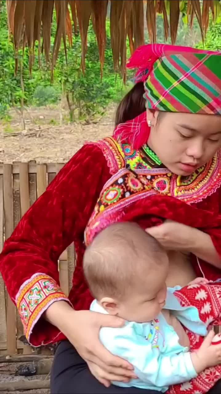 @haven.garden8 Mom feeding baby  #momfeedingbaby #momfeed #breastfeeding #feedin...