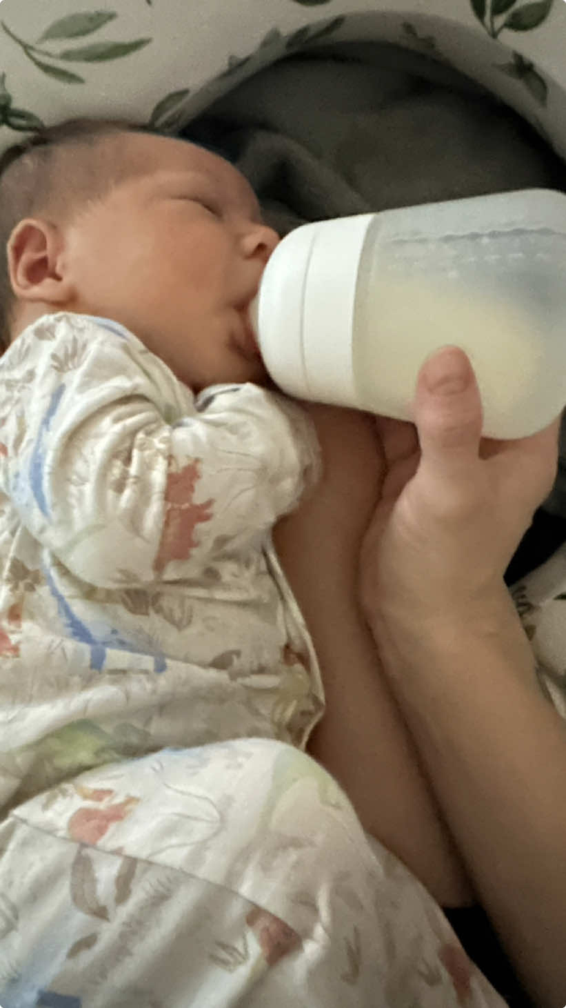 @chelseabreanahair Someone on here suggested this postion for bottle feeding a b...