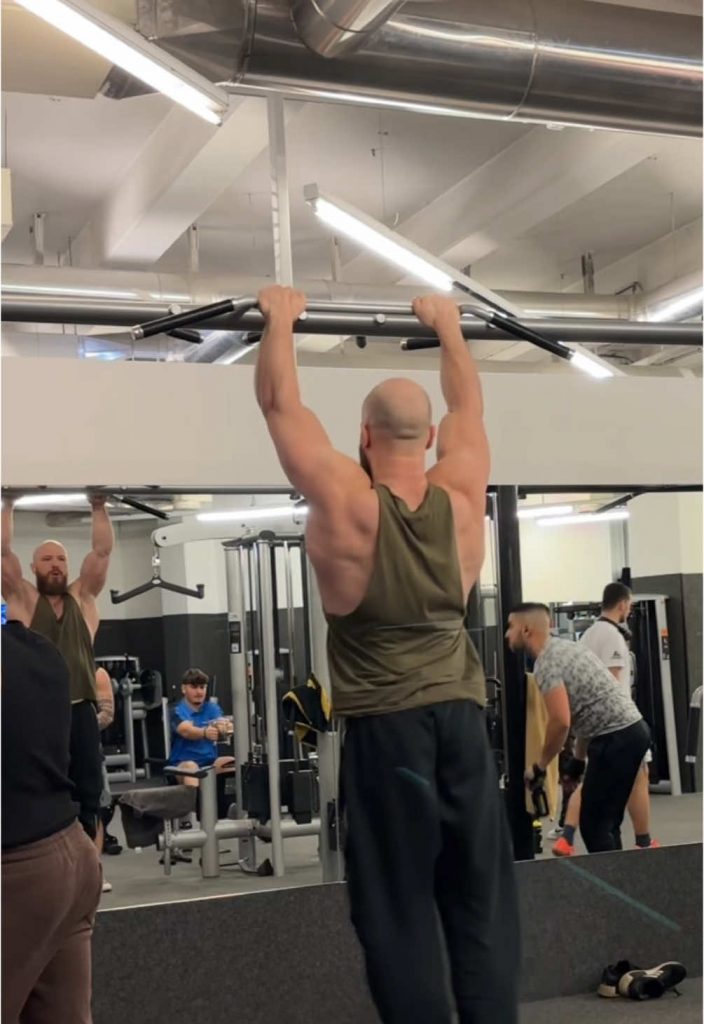 @fredyworkout I don’t mind when People go infront of the Camera when I’m filming...