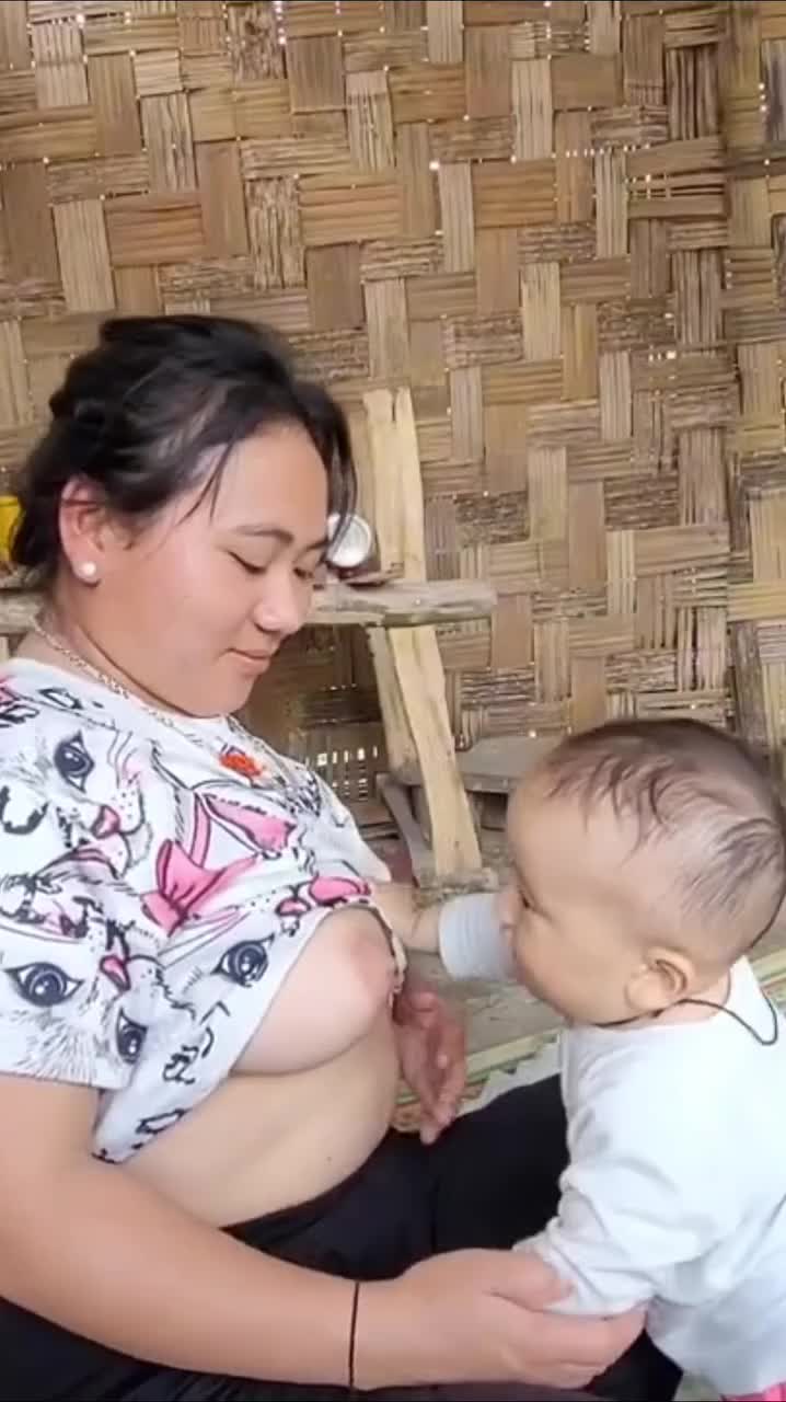 @haven.garden8 Mom feeding #momfeedingbaby #momfeed #breastfeeding #feeding #fee...