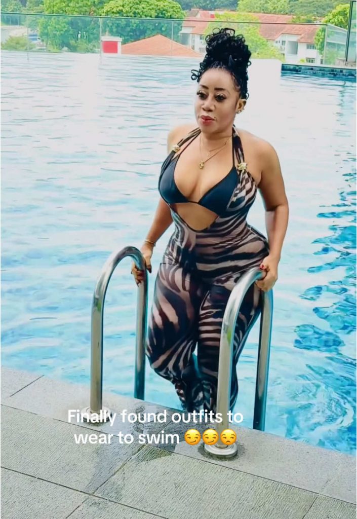 @moyolawaltv All the white people just looking at me funny … but I wanted swimmi...