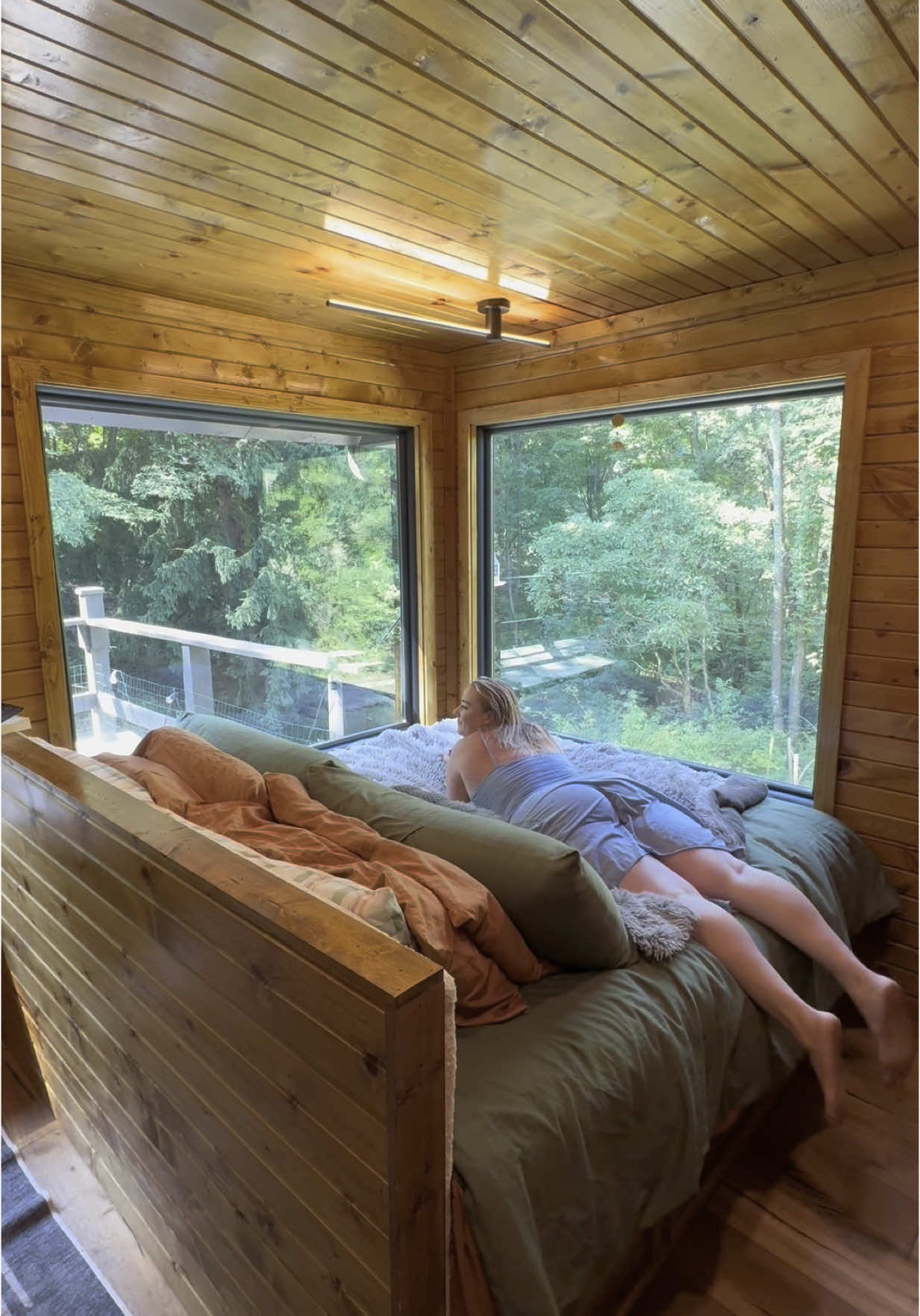 @cozycabin.mom If only making my bed was this quick!  #cozycabinmom #cozymom  ...