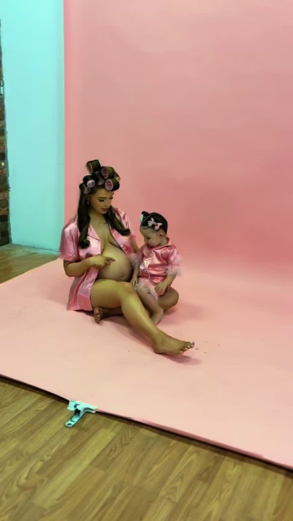 @kaileydesiree Girl mommy#maternityphotoshoot #fyp #alaska #pink #maternityshoot...