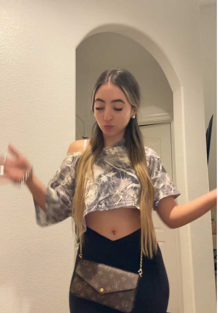 @melaniee.2004 #foryoupage #friends #trending she’s so FUNNY BRO ...