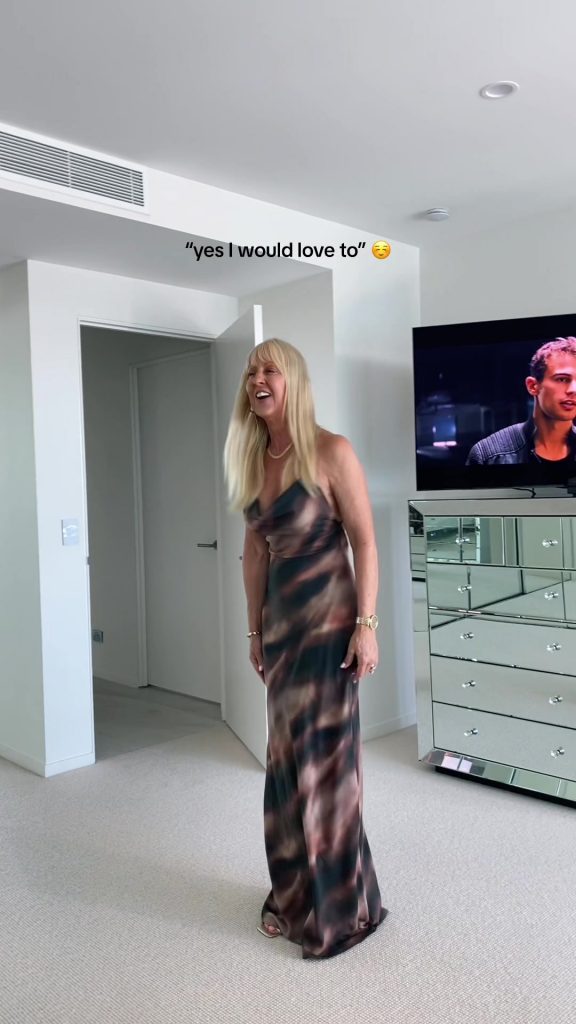 @sashamorpeth How my mum wakes me up every morning @Sasha Therese #mum #mom #au...