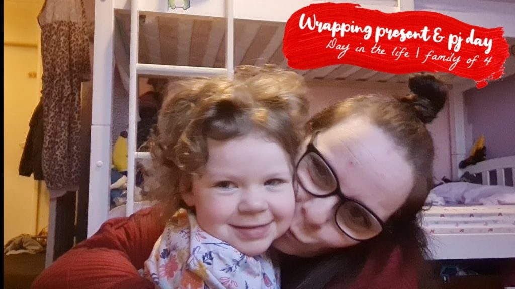 VLOGMAS DAY 18 | WRAPPING PRESENTS & PJ DAY | UK MUM OF TWO