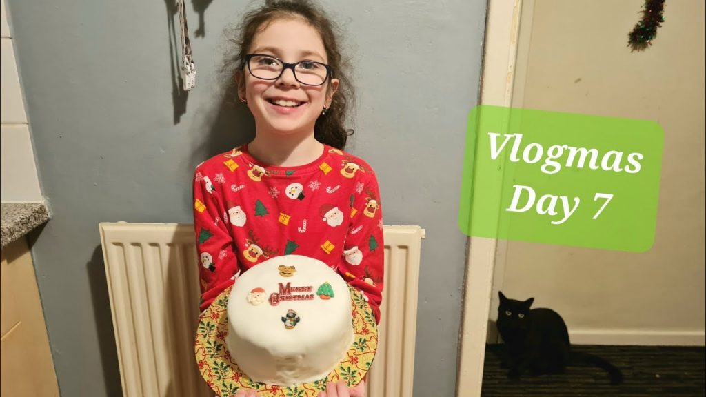 VLOGMAS DAY 7 | DECORATING OUR CHRISTMAS CAKE | UK MUM OF TWO