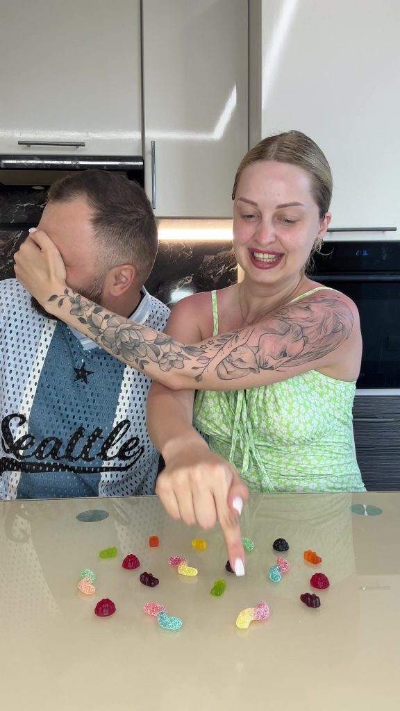 @jenikafamily Poisonous game Funny Couple #coupl #candychallenge  ...