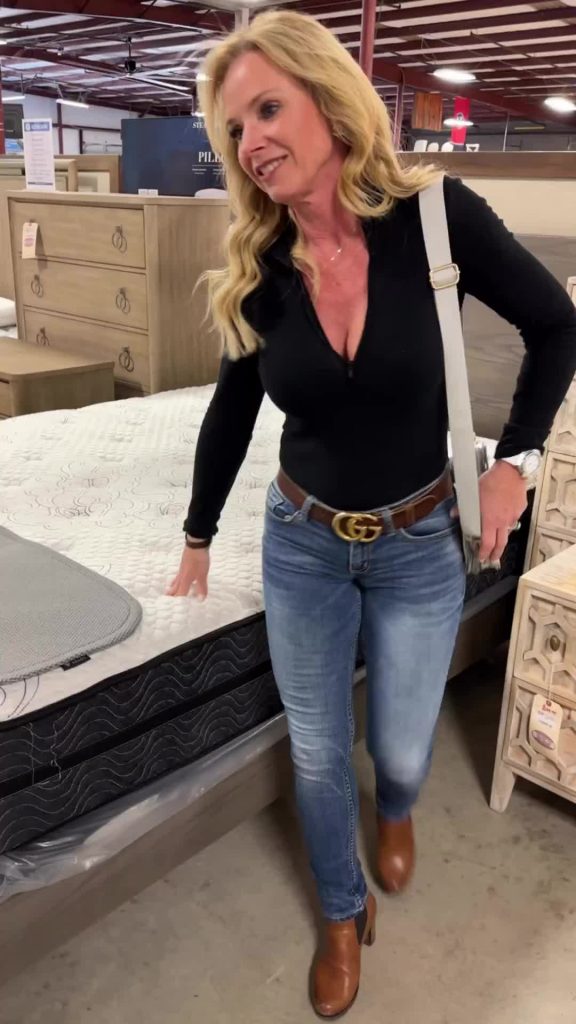 @krystalgioria The way she’s on the bed!! #fyp #foryou #fy #mom #hotmom #shoppin...