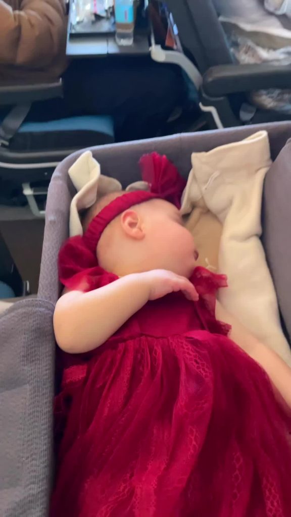 @sophiefamilytravel SAVE this for your next flight with a baby!  Babies can’t st...