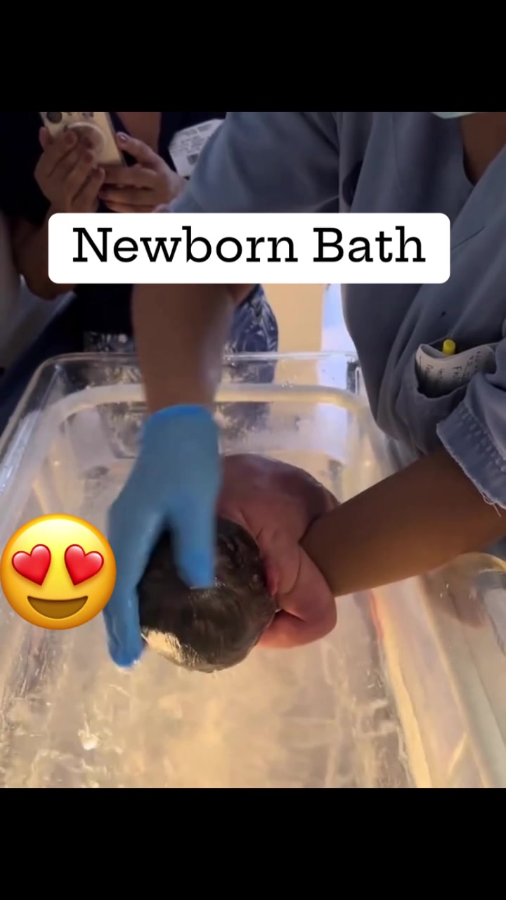 @midwife_joana A newborn's first bath should ideally be delayed for at least 24 ...
