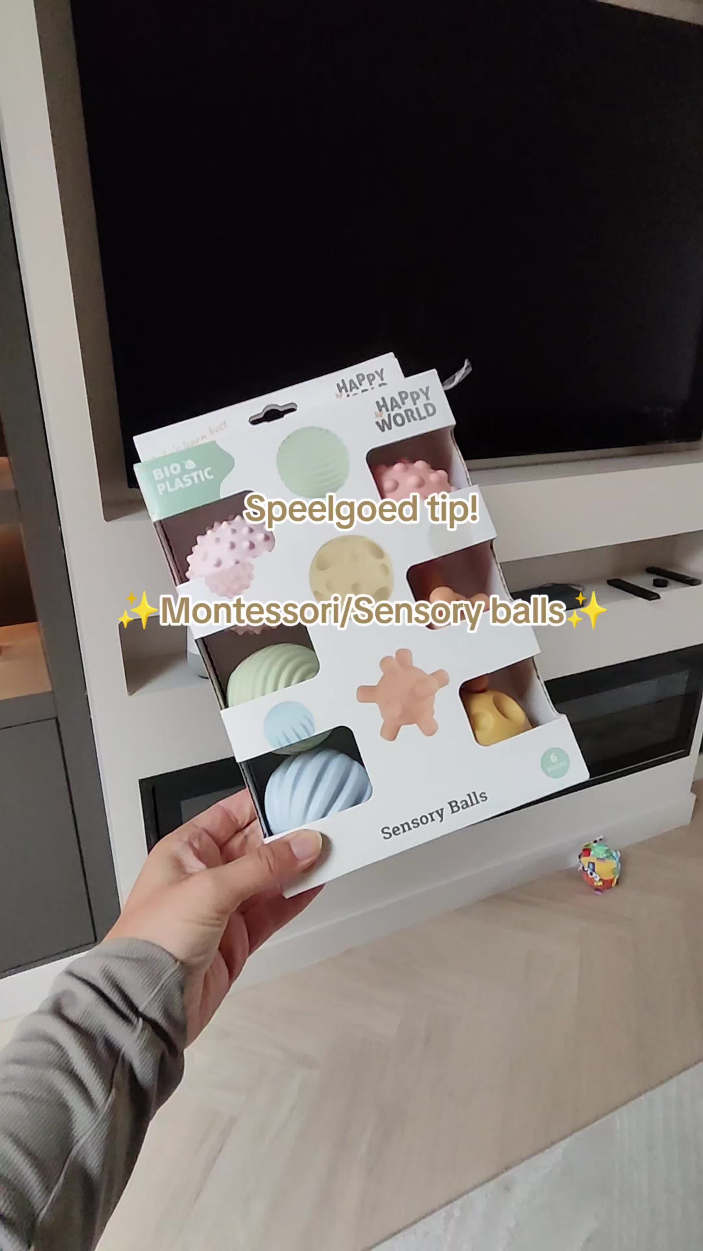 @liefkleindagboek Liv speelt graag met de Sensory Balls  Montessori speelgoed st...