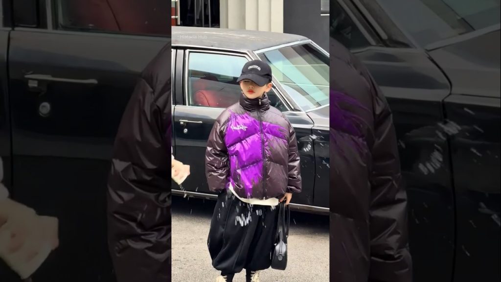 Esta chaqueta no es falsa… ¡Cambia de color! 🤯👕 #shorts #reels #viralshorts #humor