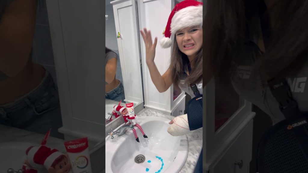 ME ATACAN LOS ELFOS #shortsvideo #shorts #navidad