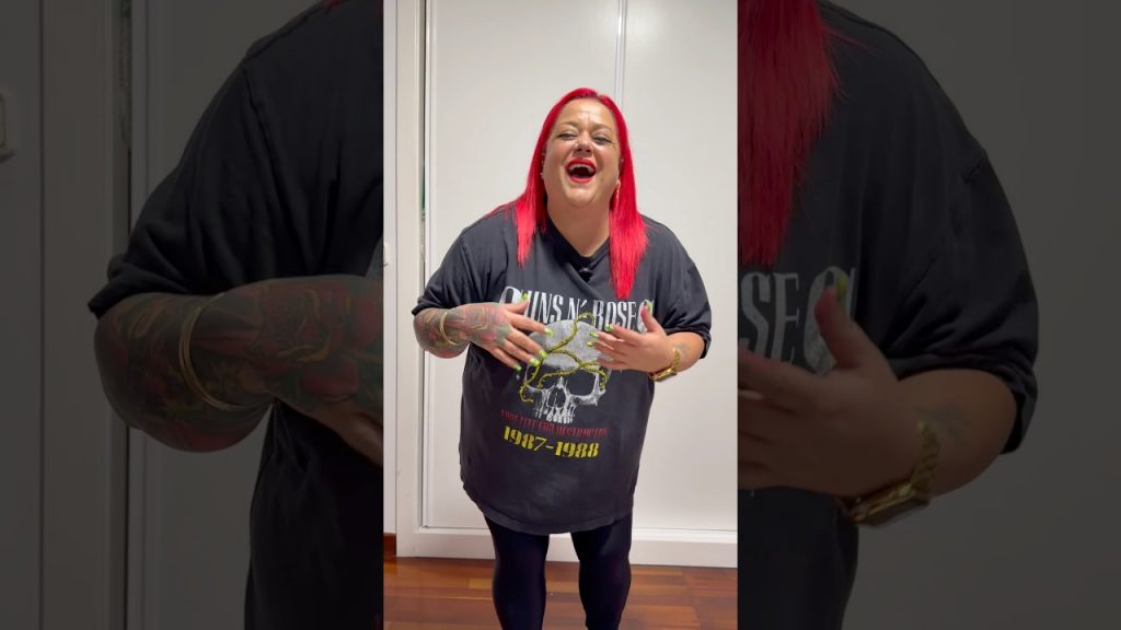 Mi madre se parte de risa contándonos un chiste malo 🤣 #shorts #shortsfeed #shortsvideo #funny