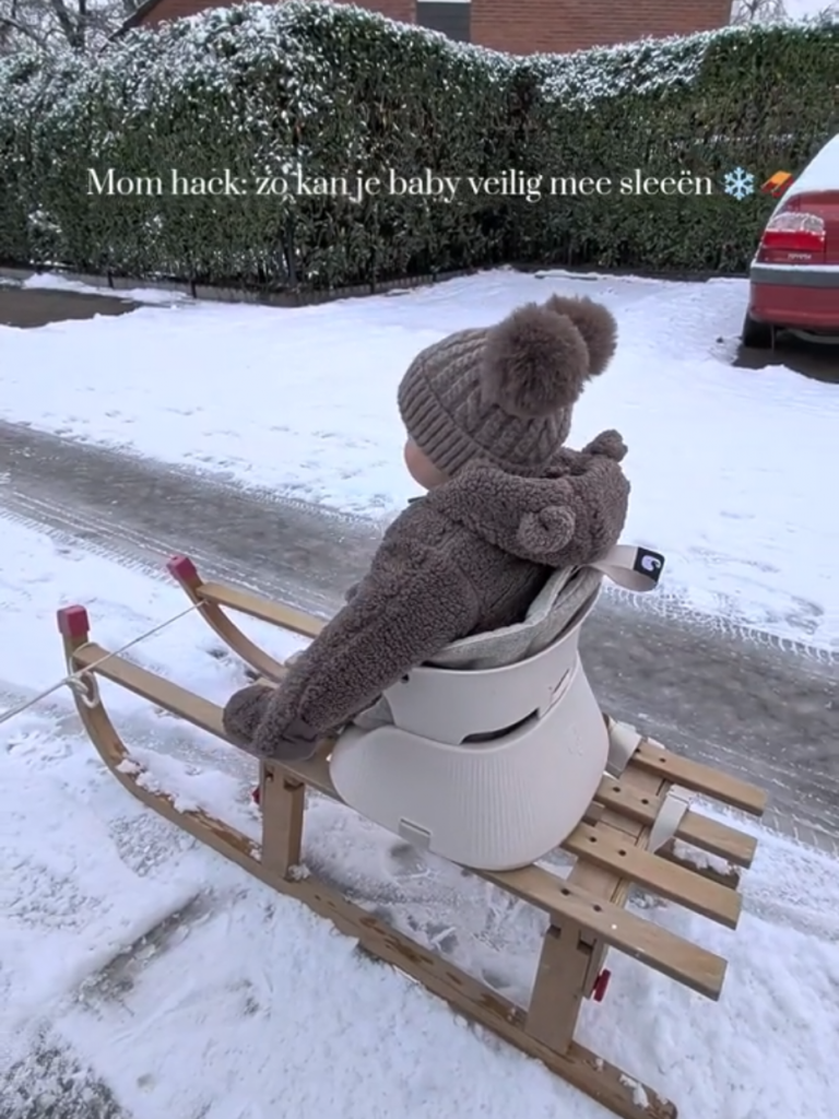 @dagboekvaneenmama Liv is nog te klein om zelf goed te blijven zitten op de slee...