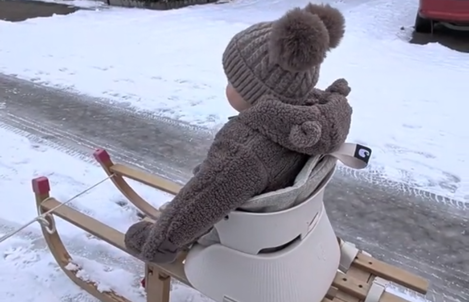 @dagboekvaneenmama Liv is nog te klein om zelf goed te blijven zitten op de slee...